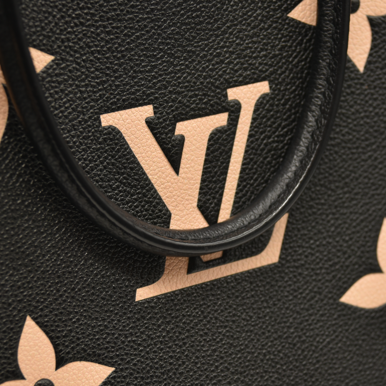 Louis Vuitton  Empreinte Monogram BiColor Giant Onthego MM Black Beige DU3250