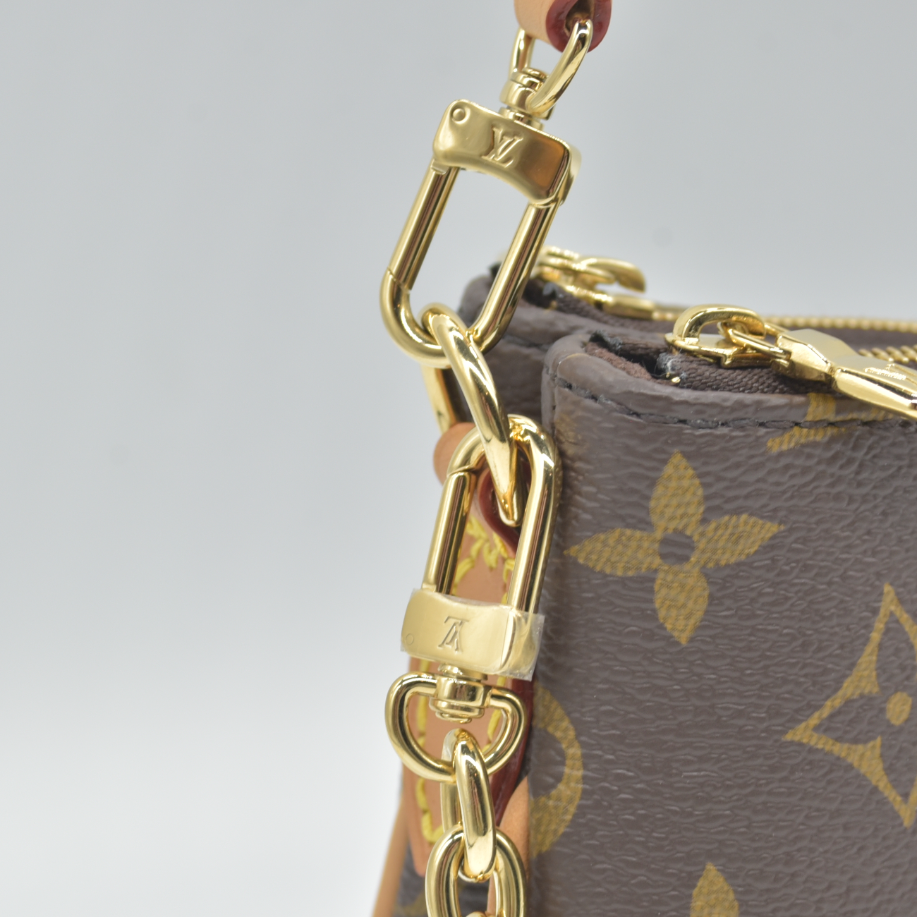 $1890 Louis Vuitton Monogram Liv Pochette RFID Like New