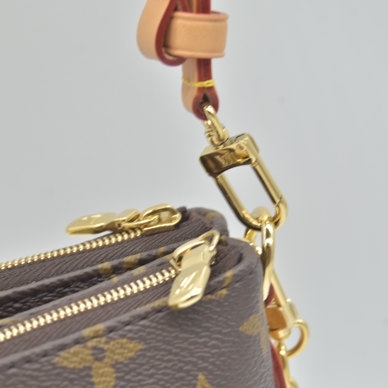 $1890 Louis Vuitton Monogram Liv Pochette RFID Like New