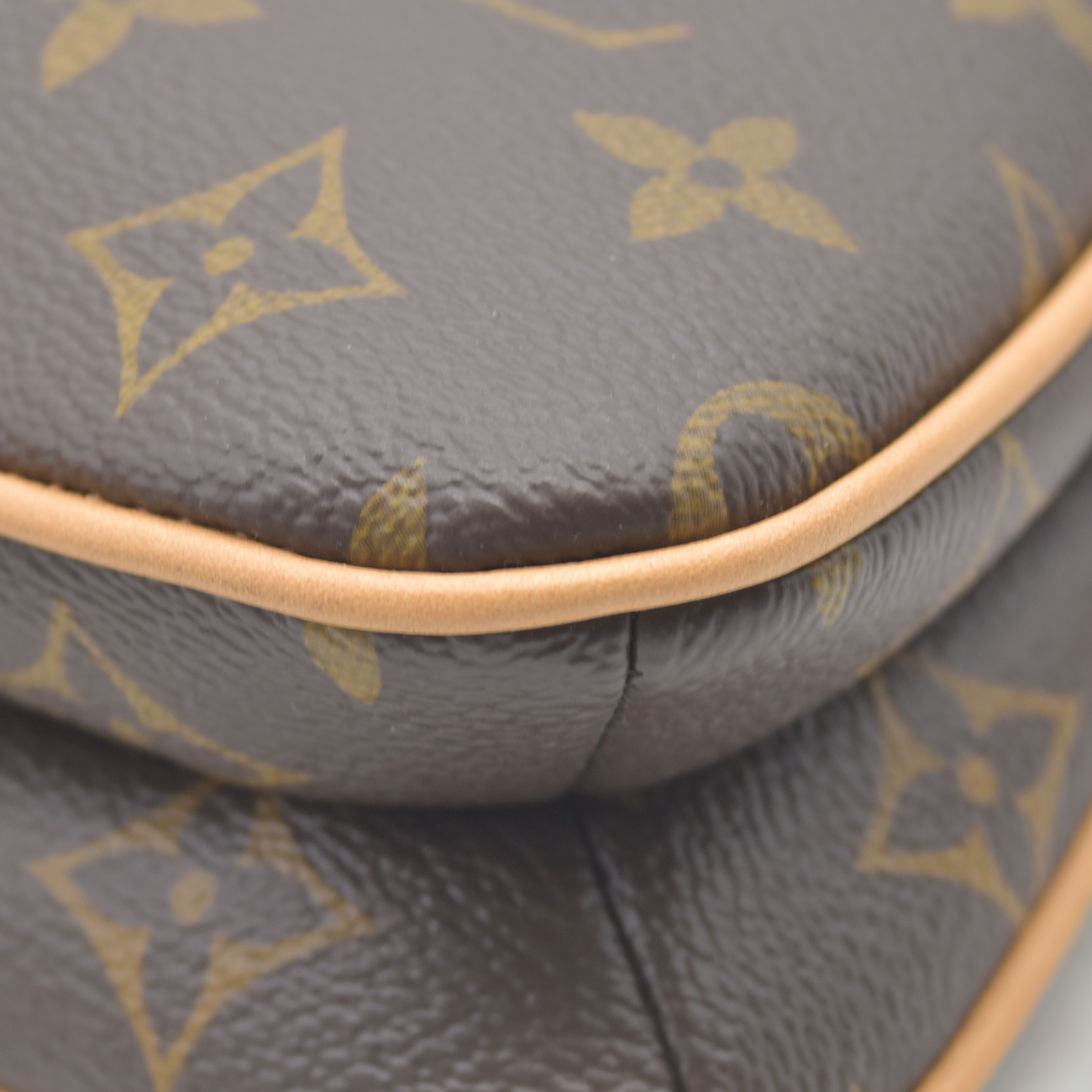 $1890 Louis Vuitton Monogram Liv Pochette RFID Like New