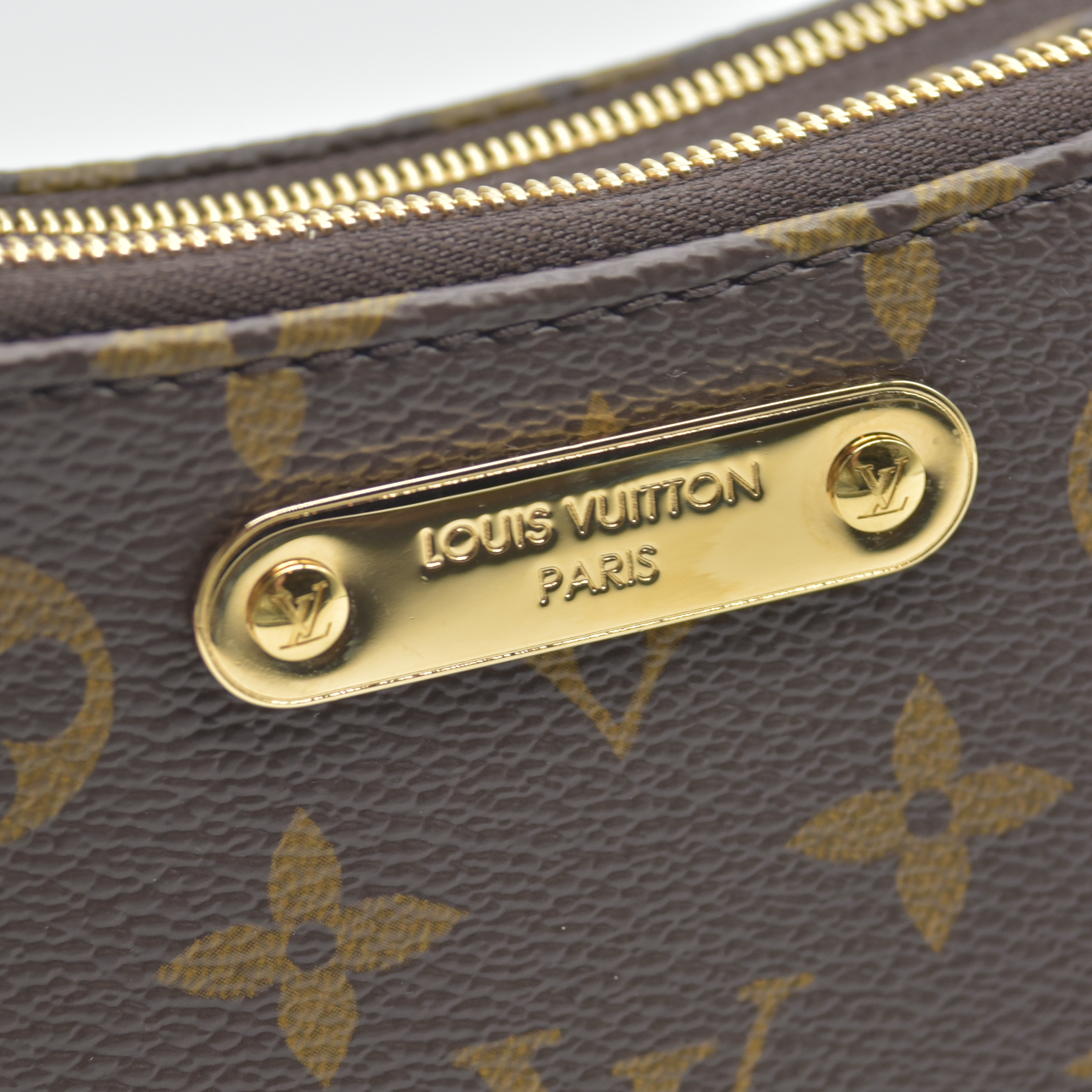 $1890 Louis Vuitton Monogram Liv Pochette RFID Like New