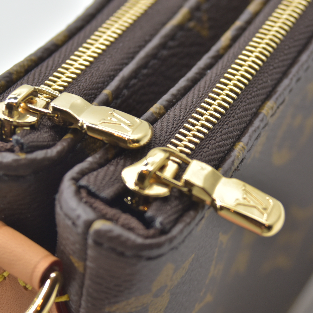 $1890 Louis Vuitton Monogram Liv Pochette RFID Like New