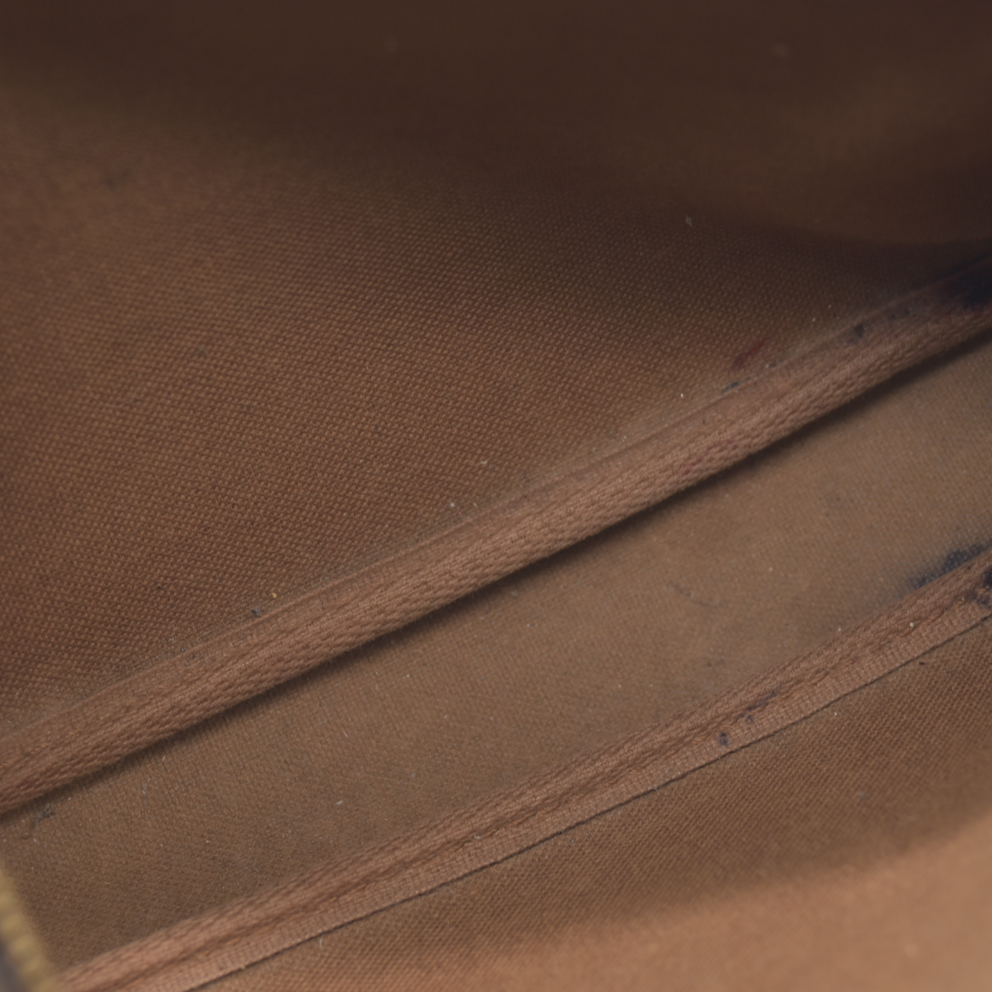 AUCTION $1290 Louis Vuitton Monogram Pochette Accessories AR1011