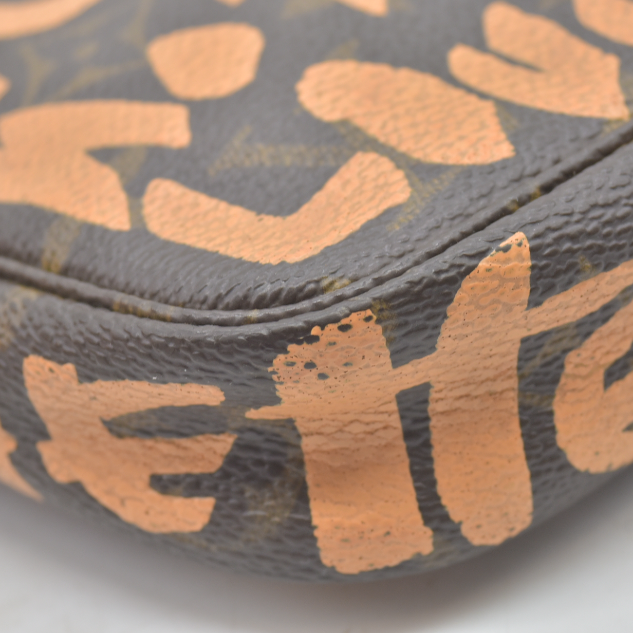$1290 2001 Louis Vuitton Monogram Graffiti Pochette Accessories Peach AR0071