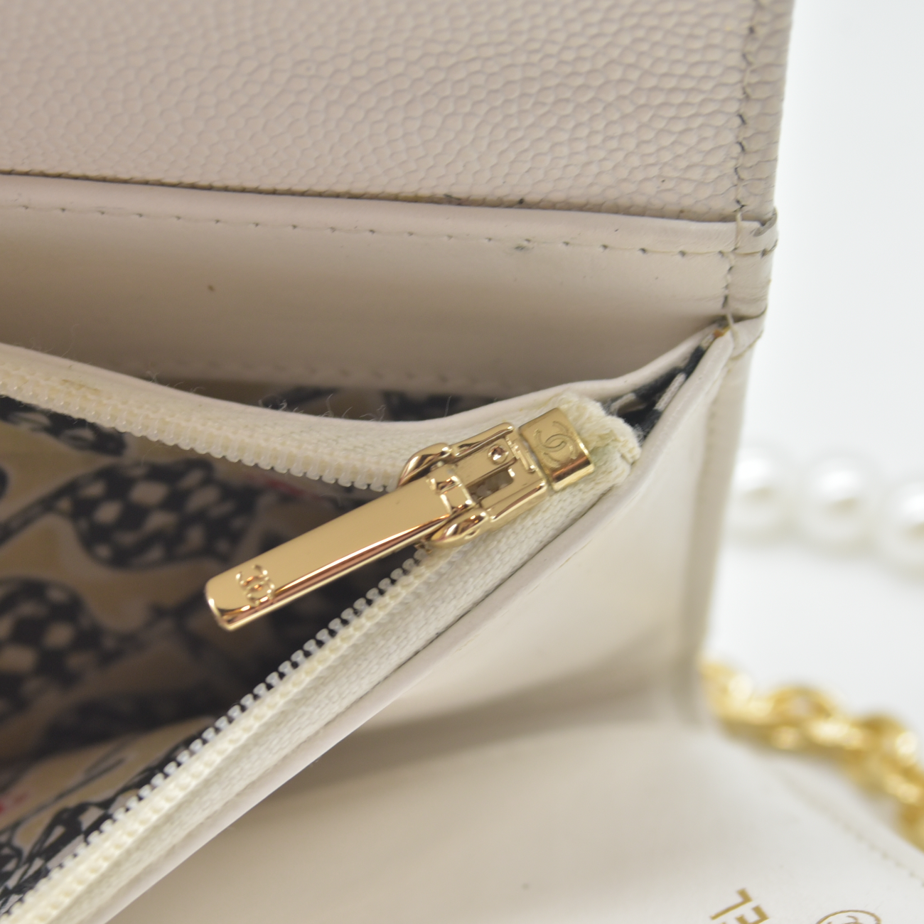 $1075 Chanel Small Flap Trifold Interlocking CC Logo Wallet Caviar RFID