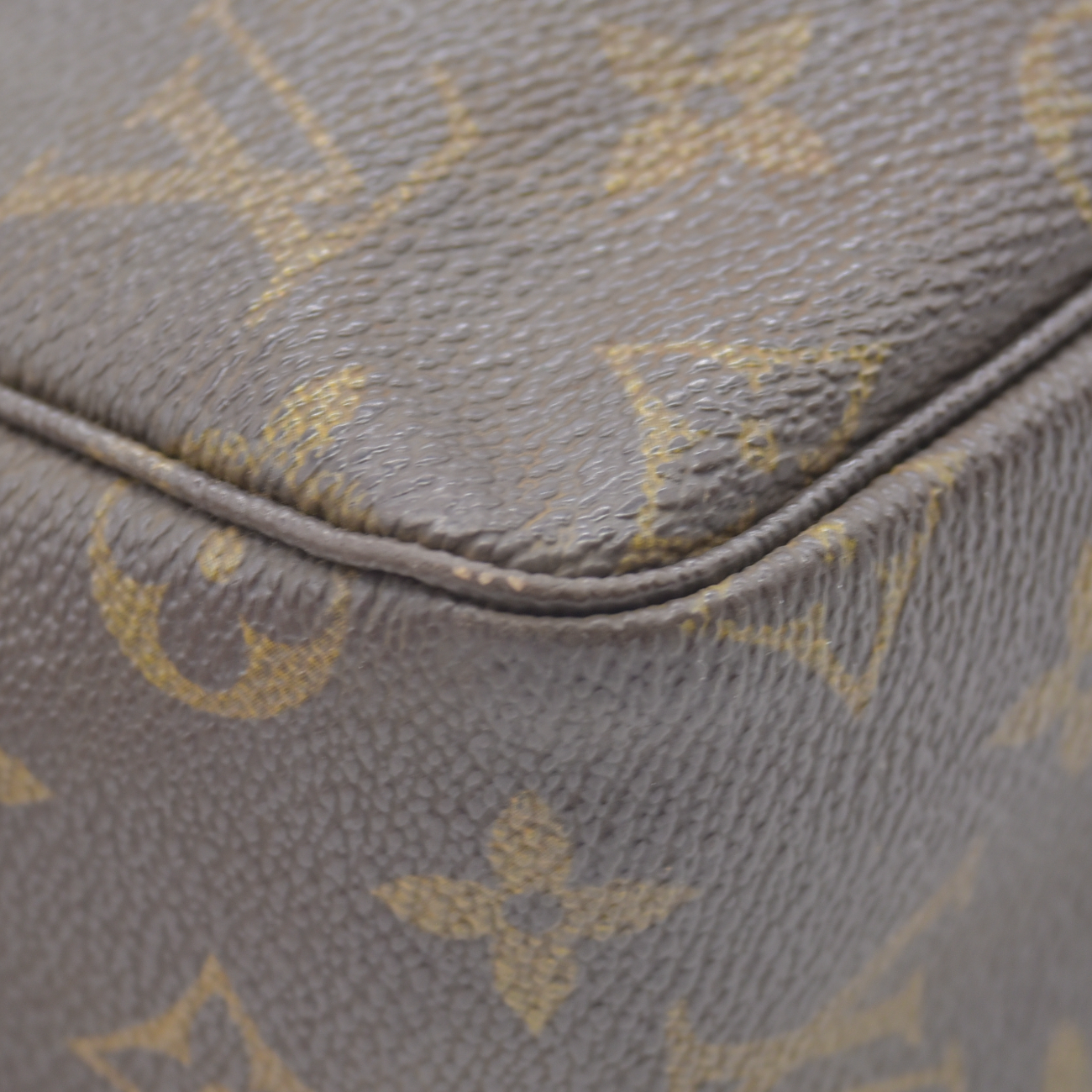$600 1987 Louis Vuitton Monogram Trousse Toilette 28 874NO