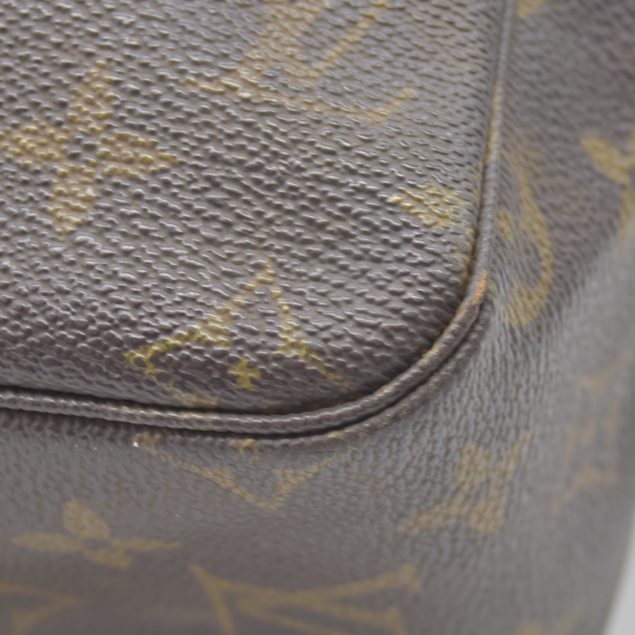 $600 1987 Louis Vuitton Monogram Trousse Toilette 28 874NO