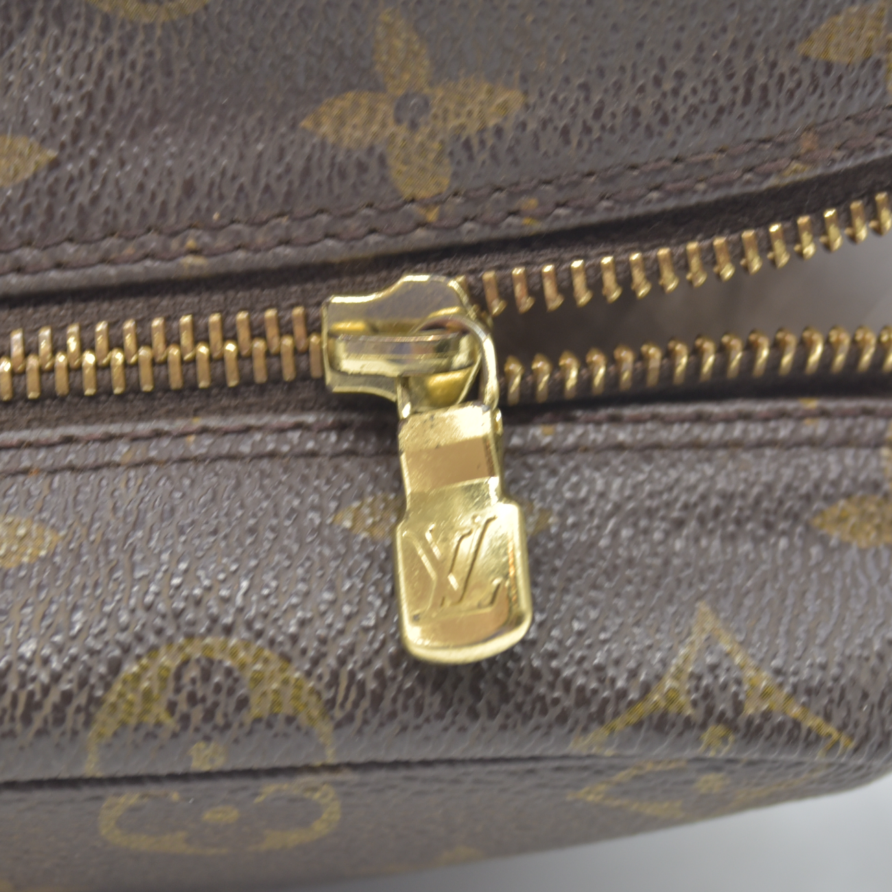 $600 1987 Louis Vuitton Monogram Trousse Toilette 28 874NO