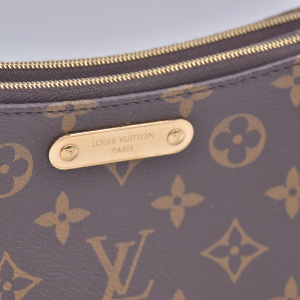 $1950 Louis Vuitton Monogram Liv Pochette RFID 10021156
