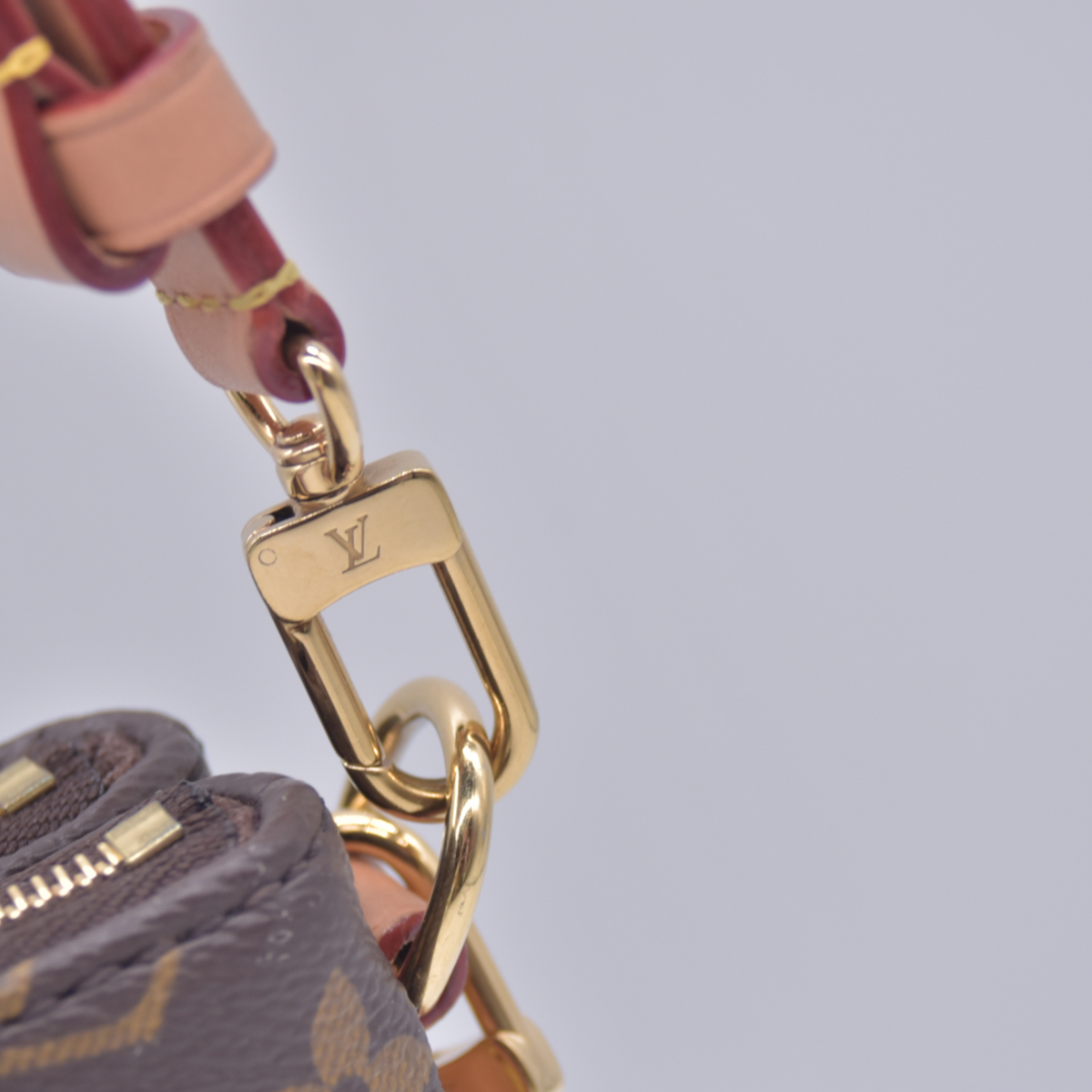 $1950 Louis Vuitton Monogram Liv Pochette RFID 10021156