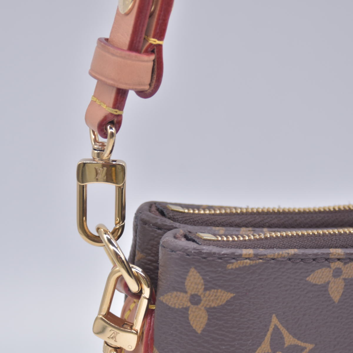$1950 Louis Vuitton Monogram Liv Pochette RFID 10021156