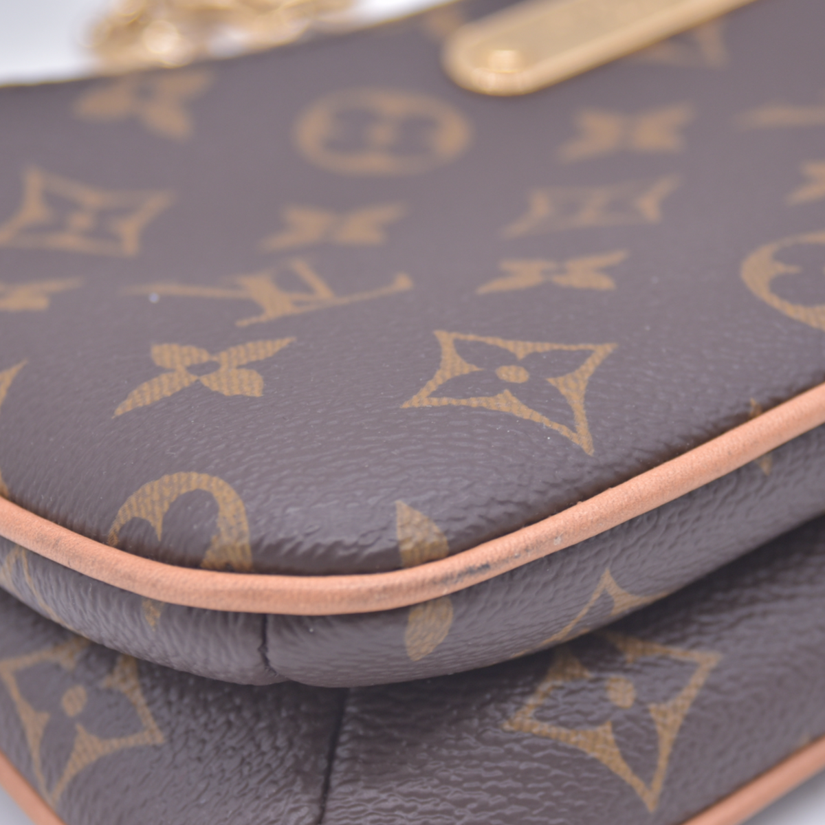 $1950 Louis Vuitton Monogram Liv Pochette RFID 10021156