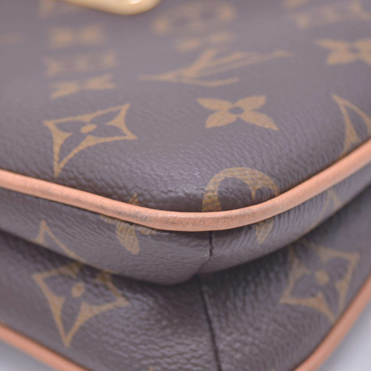 $1950 Louis Vuitton Monogram Liv Pochette RFID 10021156