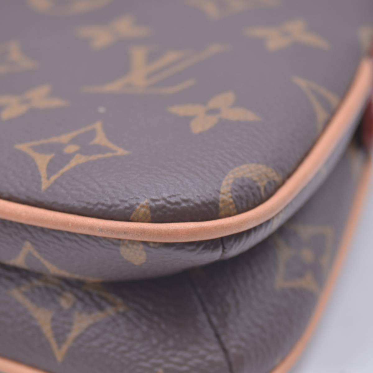 $1950 Louis Vuitton Monogram Liv Pochette RFID 10021156