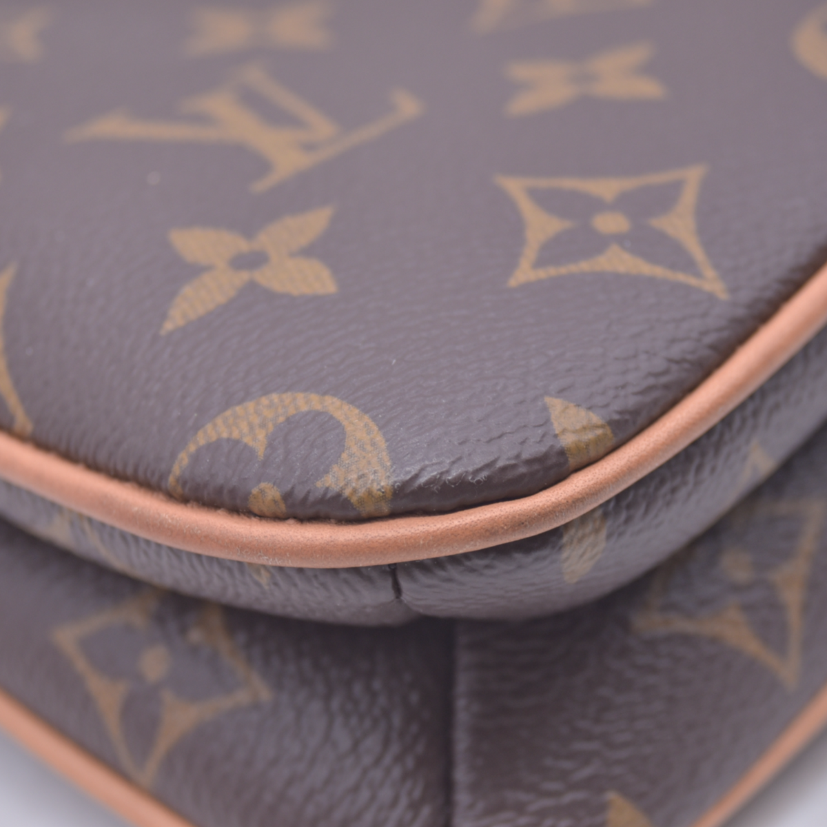 $1950 Louis Vuitton Monogram Liv Pochette RFID 10021156