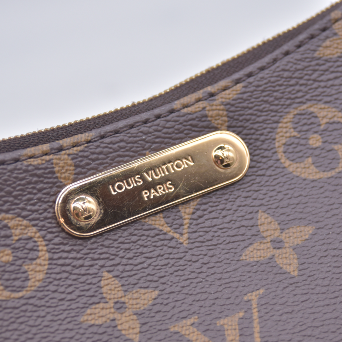 $1950 Louis Vuitton Monogram Liv Pochette RFID 10021156