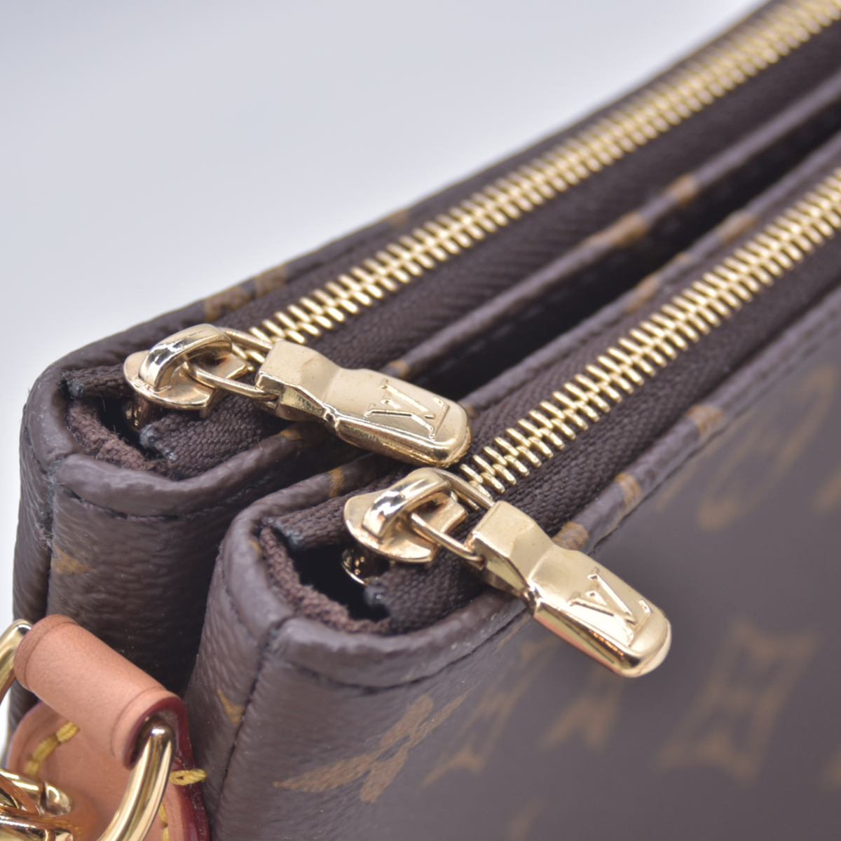 $1950 Louis Vuitton Monogram Liv Pochette RFID 10021156