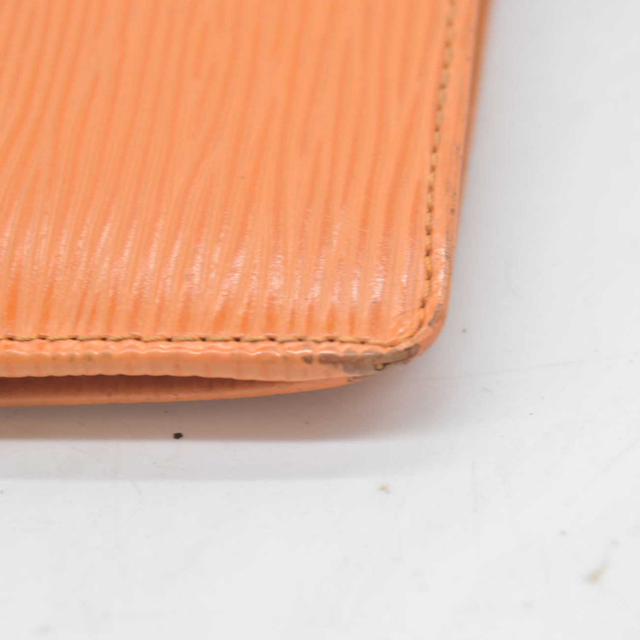 $690 2005 Louis Vuitton Epi Porte-Billets Compact Wallet Orange MI0055