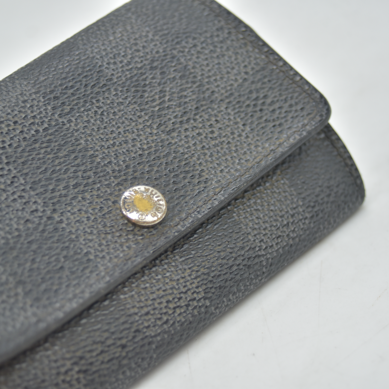 $445 Louis Vuitton Graphite 6 Key Holder CT1180 CONSIGNMENT
