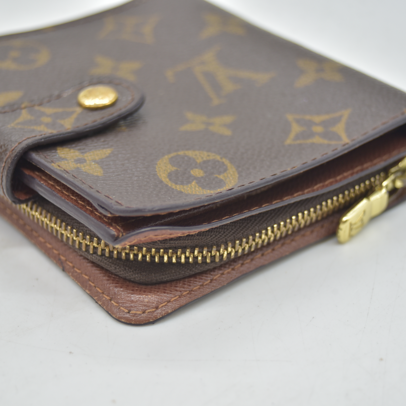 $590 2000 Louis Vuitton Monogram Compact Zippe Zipped Wallet CA0090 CONSIGNMENT