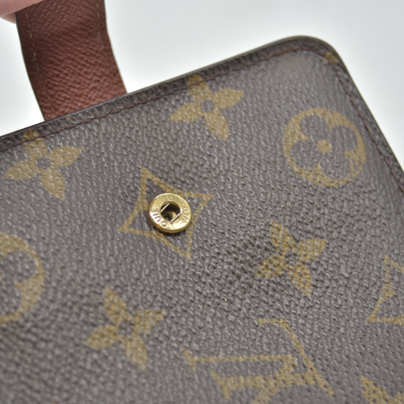 $590 2000 Louis Vuitton Monogram Compact Zippe Zipped Wallet CA0090 CONSIGNMENT