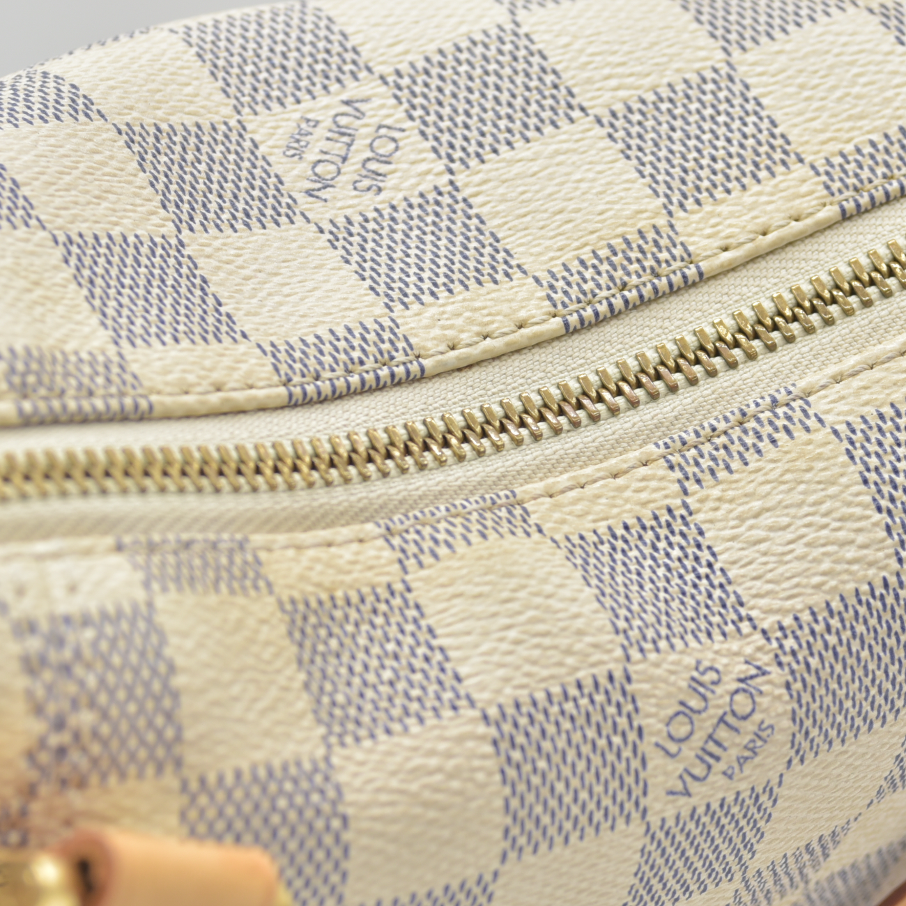 $1270 2009 Louis Vuitton Totally PM White Damier Azur AR2099