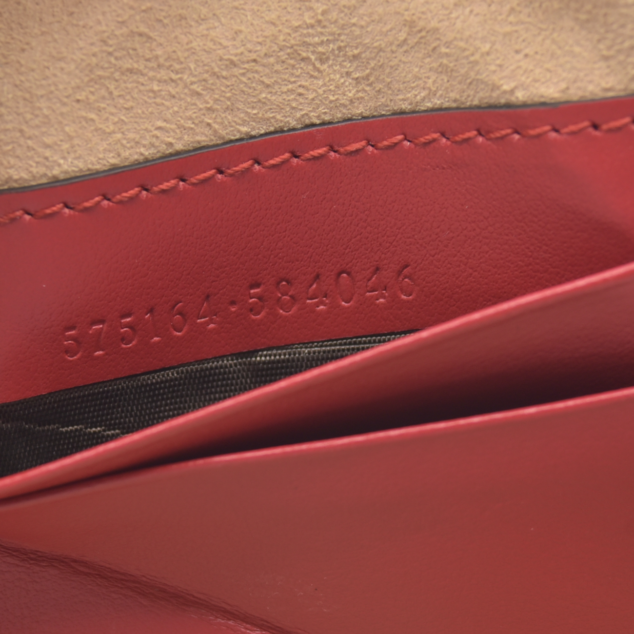 $680 Gucci Calfskin Matelasse GG Marmont Round Wrist Wallet Hibiscus Red