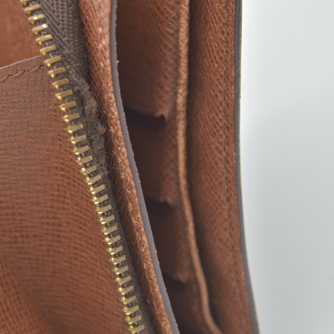 $625 1999 DAMAGED Louis Vuitton Monogram Compact Zip Bifold Wallet Brown MI0979