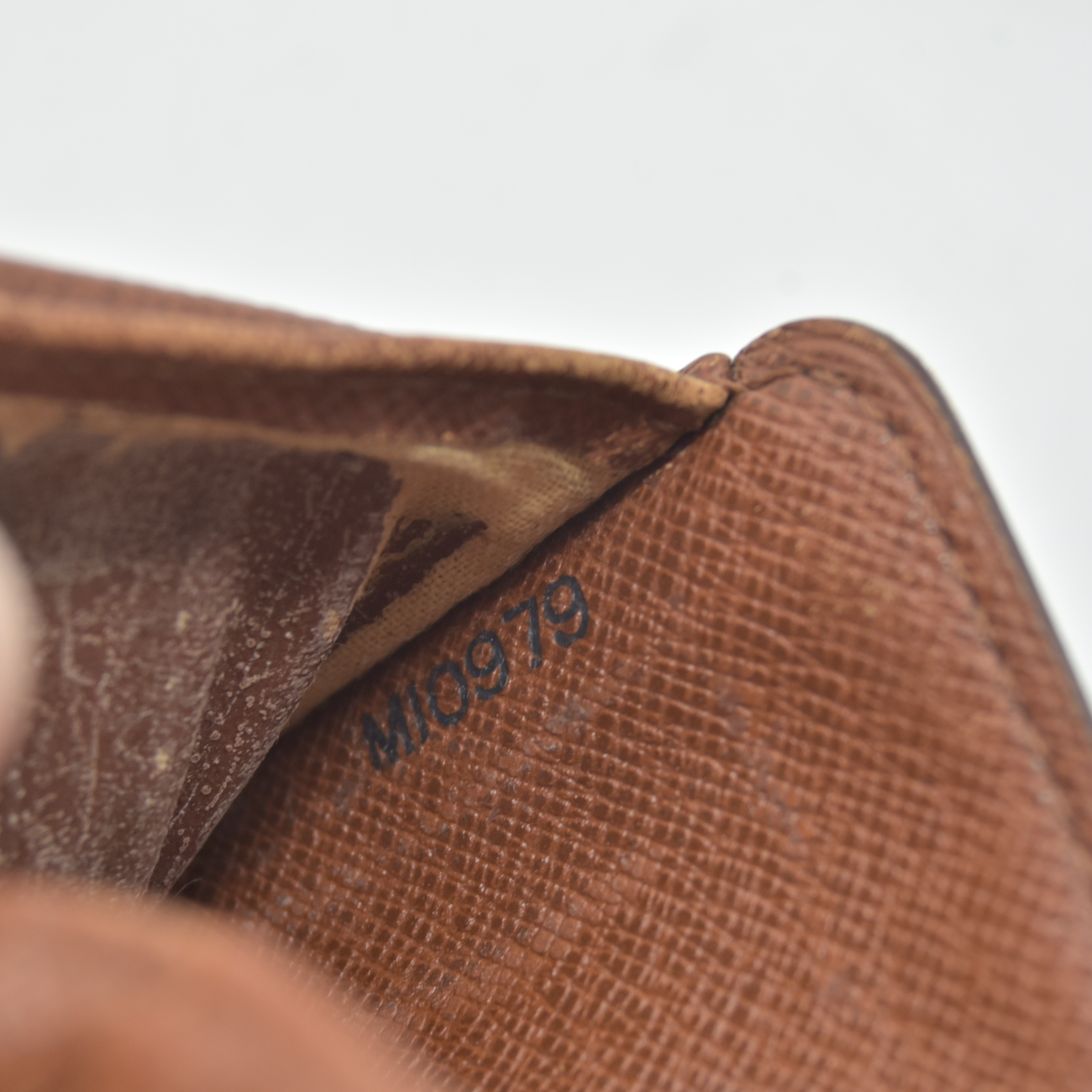 $625 1999 DAMAGED Louis Vuitton Monogram Compact Zip Bifold Wallet Brown MI0979