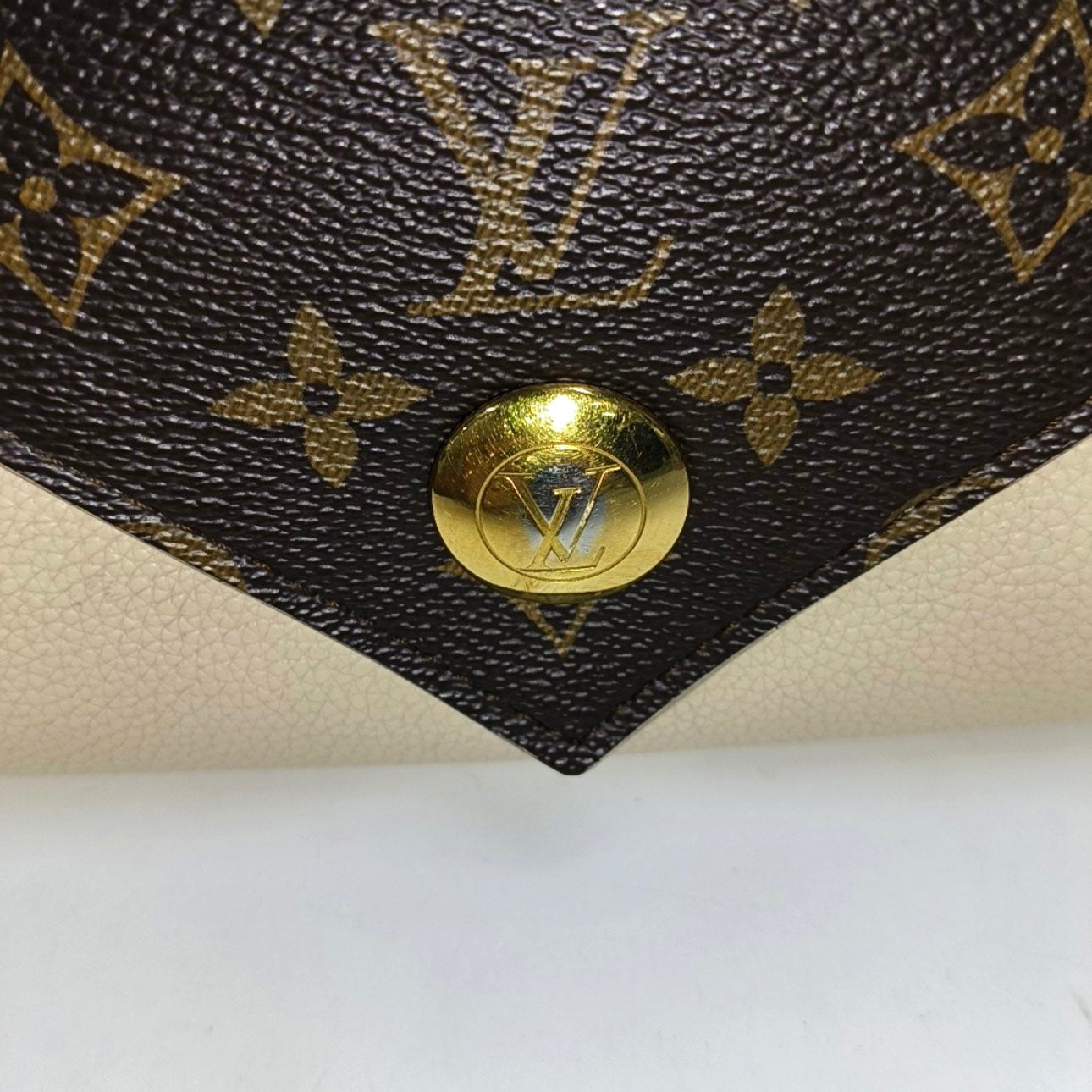 PRE-ORDER LOUIS VUITTON  Grained Calfskin Monogram Double V Creme