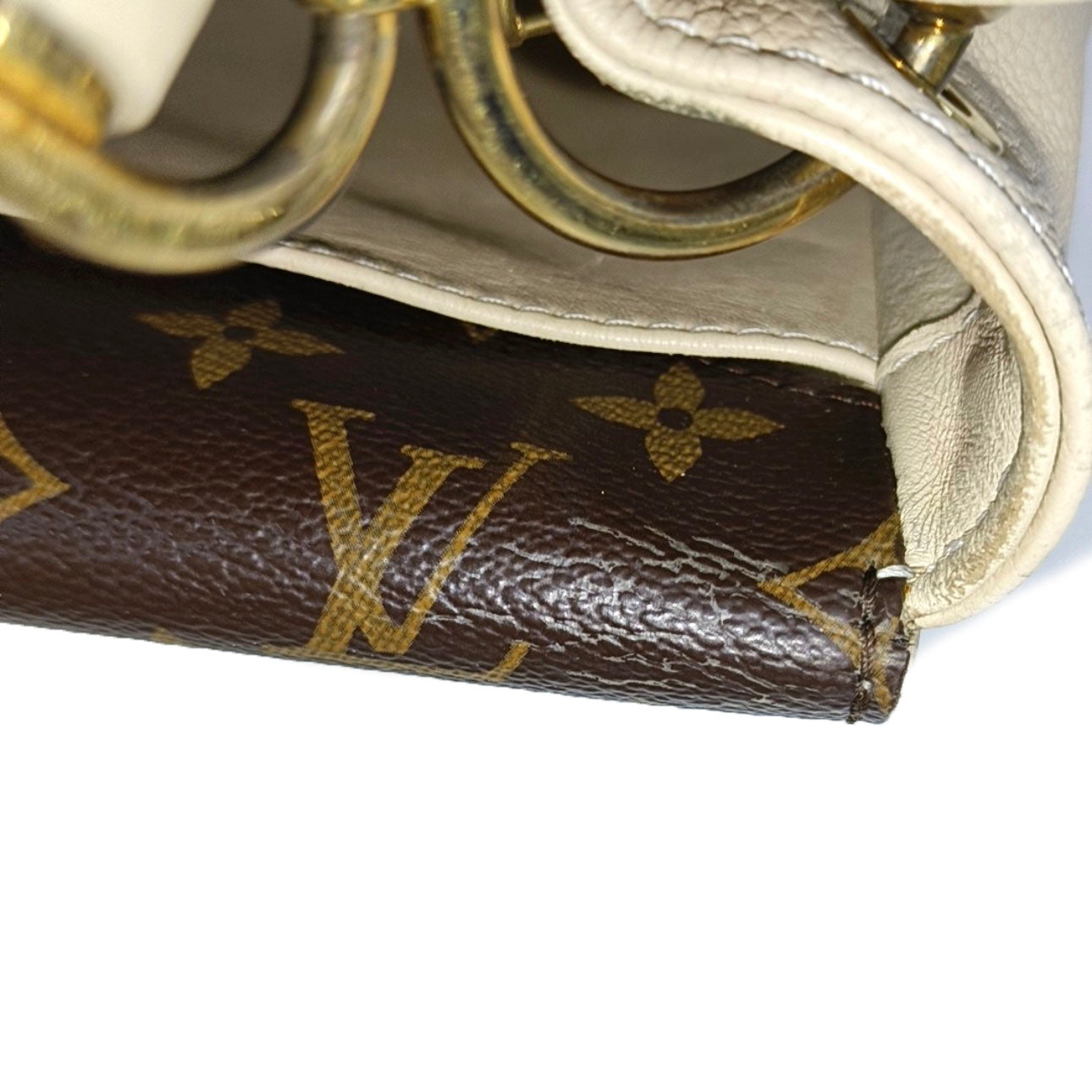 PRE-ORDER LOUIS VUITTON  Grained Calfskin Monogram Double V Creme