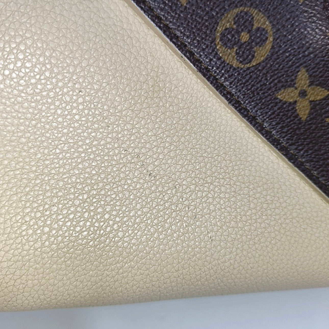 PRE-ORDER LOUIS VUITTON  Grained Calfskin Monogram Double V Creme