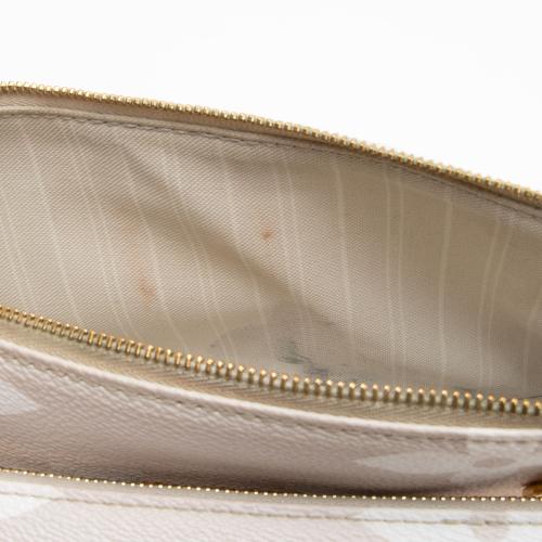 LOUIS VUITTON Monogram Giant By The Pool Multi Pochette Accessories Brume