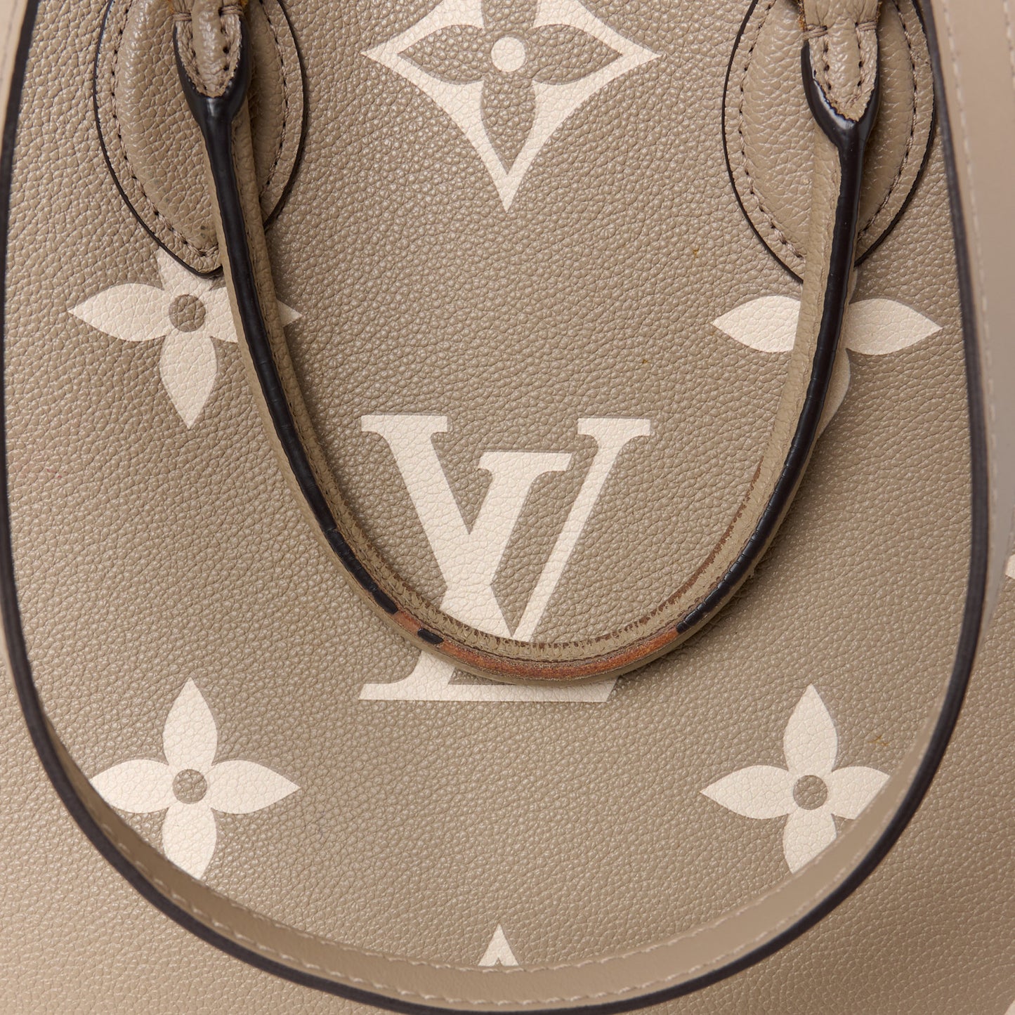 Louis Vuitton  Empreinte Monogram Giant Onthego MM Tourterelle Creme