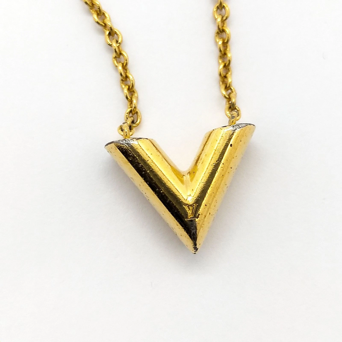 $520 2020 Louis Vuitton Essential V Necklace Gold LE1200