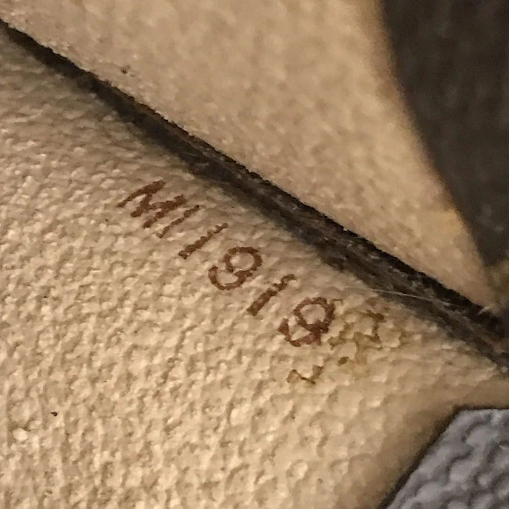 $2060 1999 Louis Vuitton Monogram Sac Plat MI1919