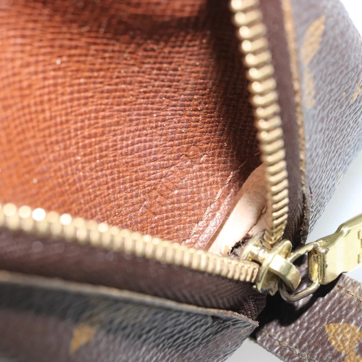 $620 2002 LOUIS VUITTON Monogram Trousse Demi Ronde TH0092