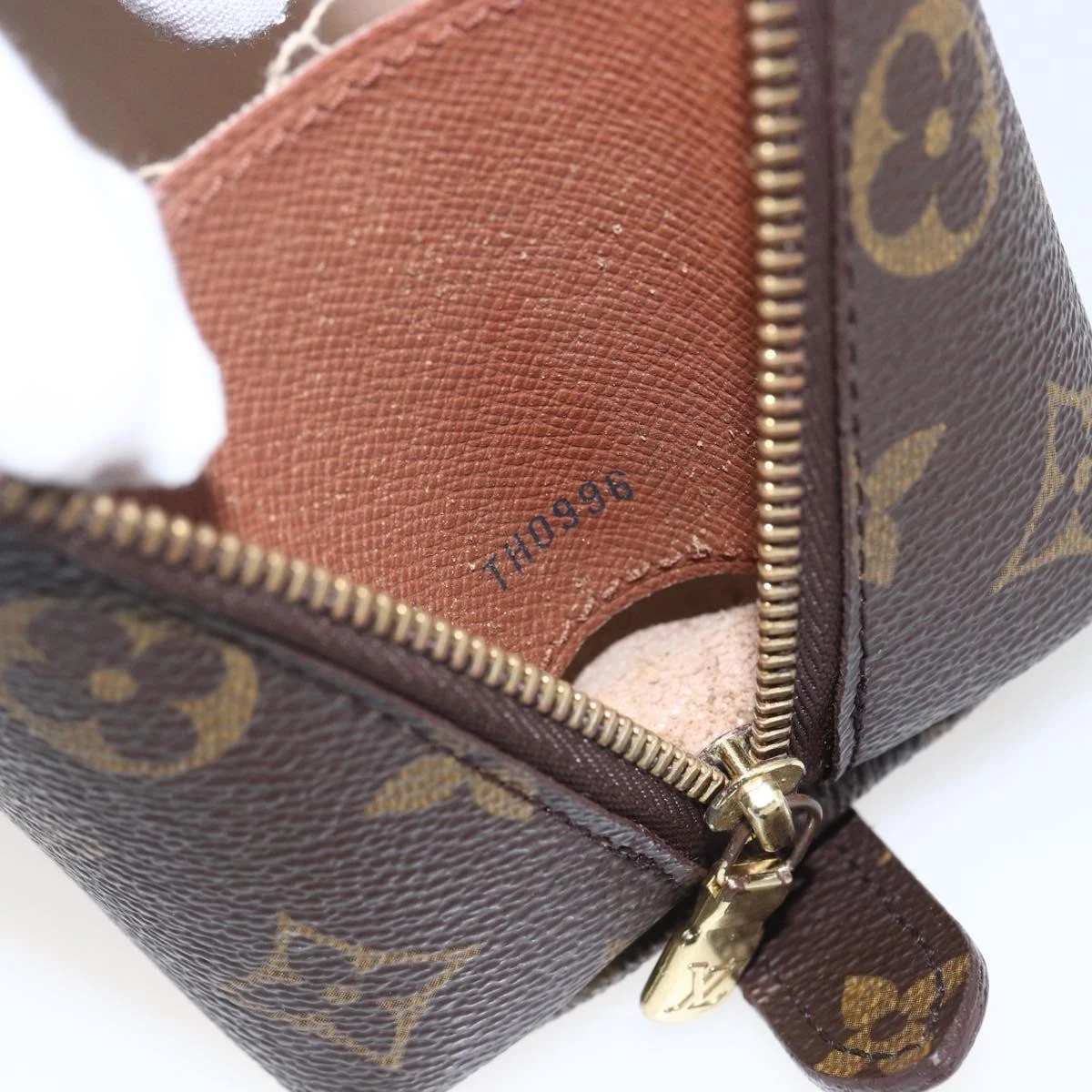 $735 1996 LOUIS VUITTON Monogram Trousse Demi Ronde  TH0996