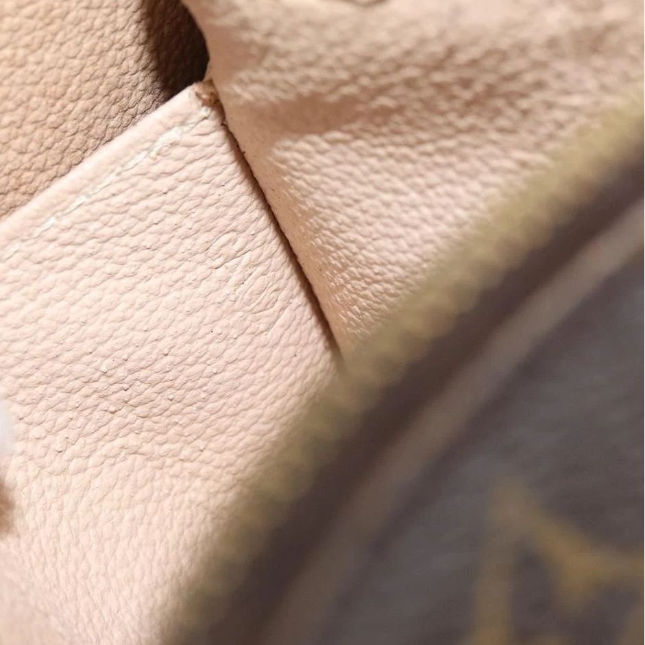 $620 2001 Louis Vuitton Monogram Cosmetic Pouch CA1021