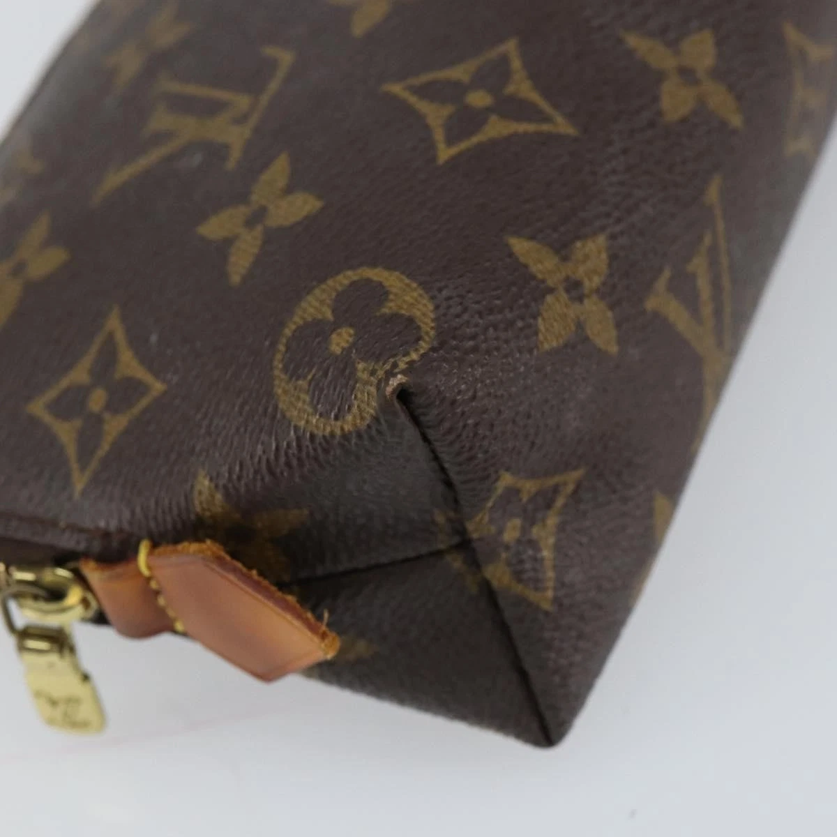 $620 2001 Louis Vuitton Monogram Cosmetic Pouch CA1021