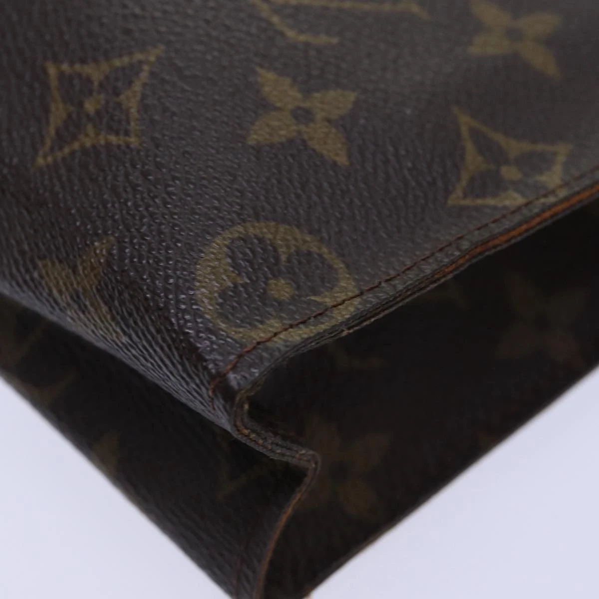 $760 LOUIS VUITTON Monogram Toiletry Pouch 26