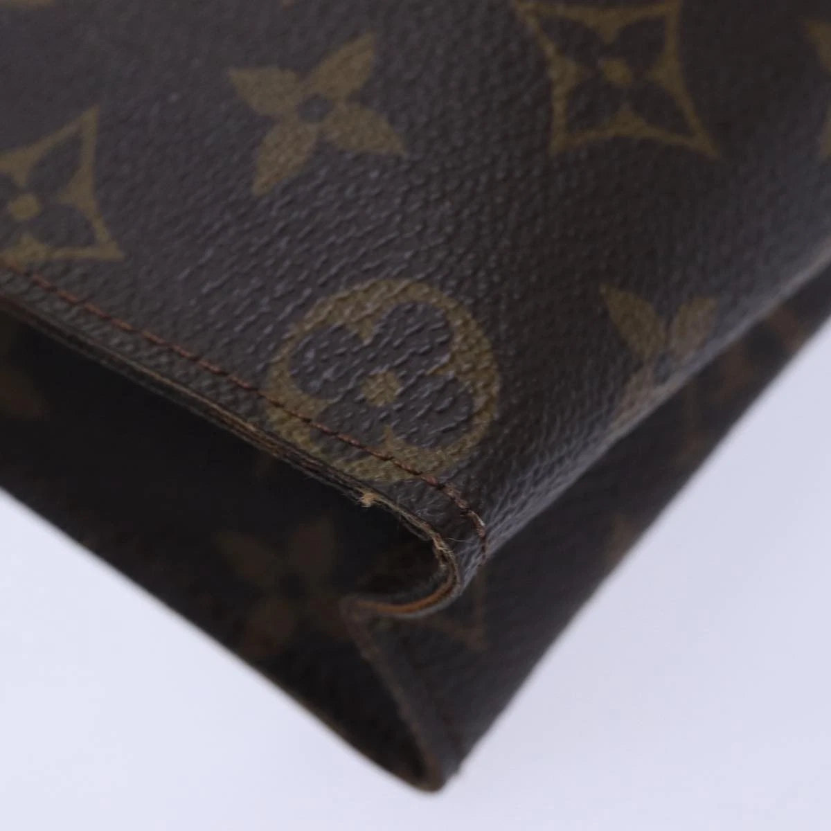 $760 LOUIS VUITTON Monogram Toiletry Pouch 26