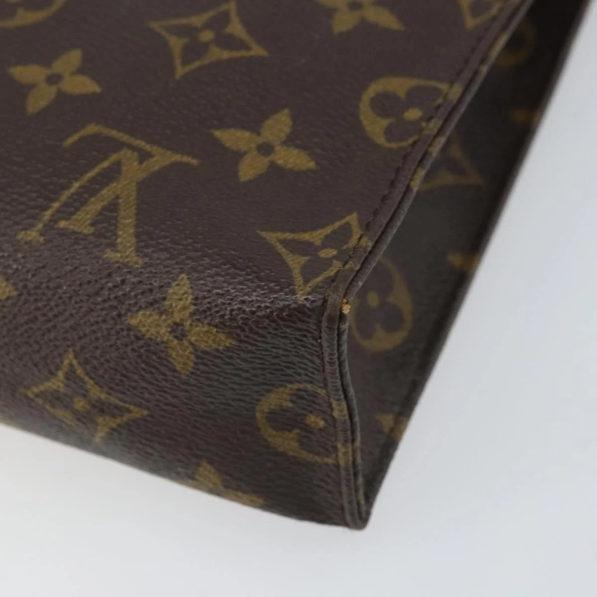 $760 LOUIS VUITTON Monogram Toiletry Pouch 26