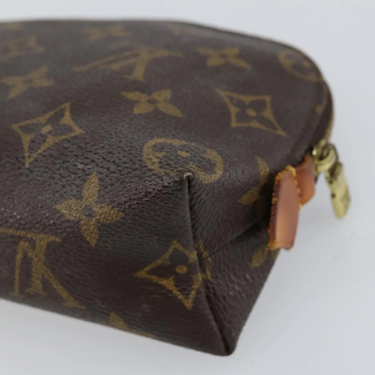 $620 2001 Louis Vuitton Monogram Cosmetic Pouch CA1021