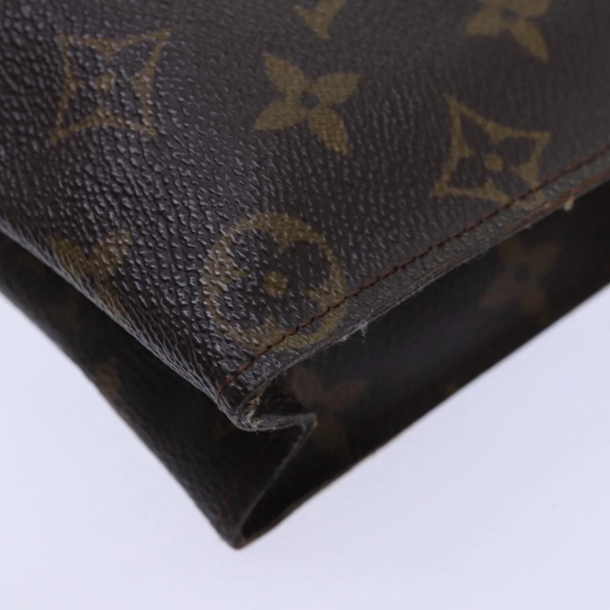 $760 LOUIS VUITTON Monogram Toiletry Pouch 26