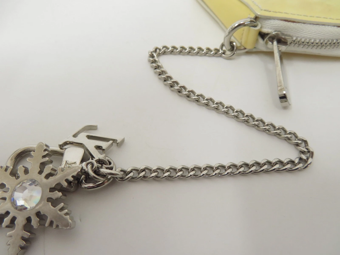 $550 2009 LOUIS VUITTON Vernis Porte-Monnaie Flocon MM Perle SN3009