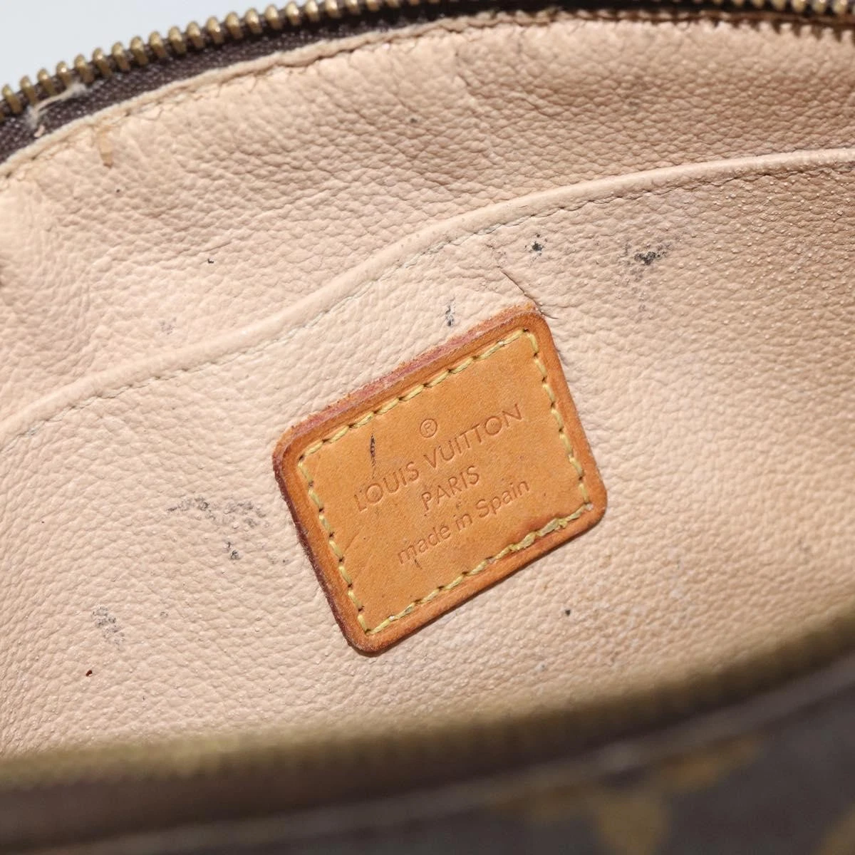 $620 2001 Louis Vuitton Monogram Cosmetic Pouch CA1021