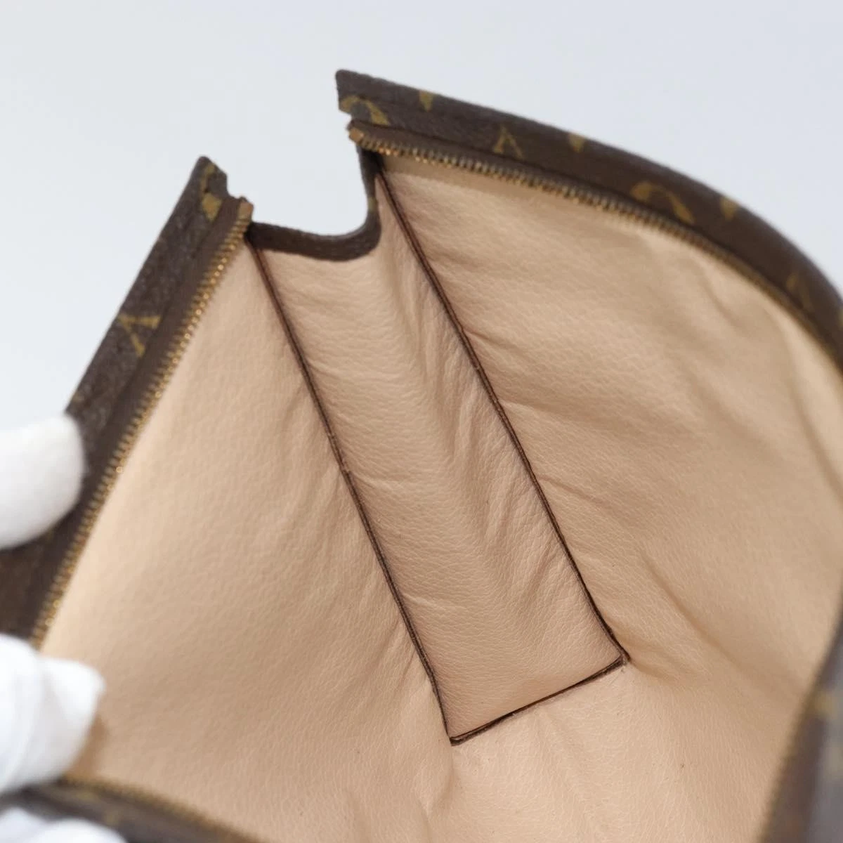 $760 LOUIS VUITTON Monogram Toiletry Pouch 26