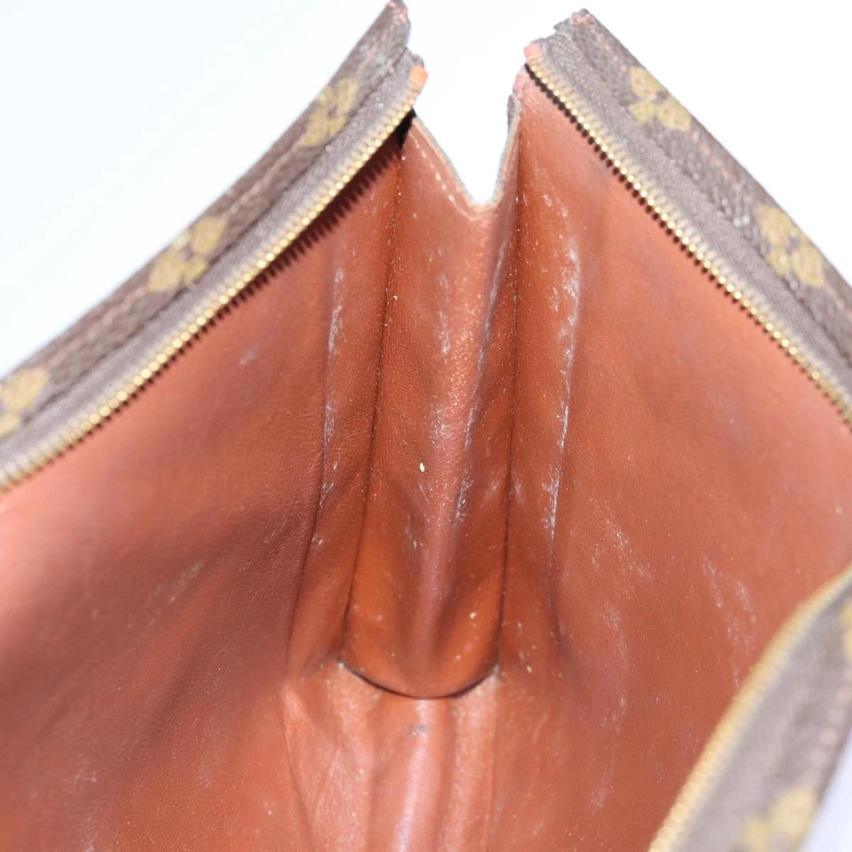 $760 LOUIS VUITTON Monogram Toiletry Pouch 26