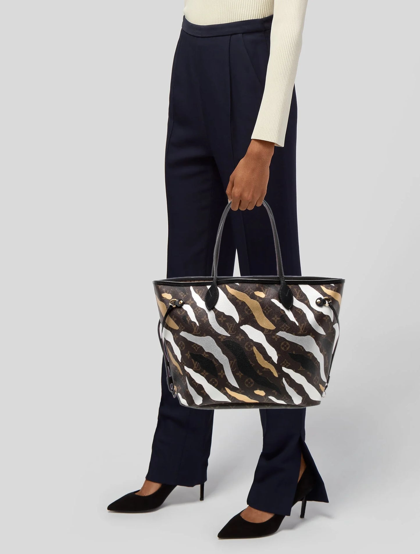 $2550 Louis Vuitton x LoL Monogram Neverfull MM Gold Silver